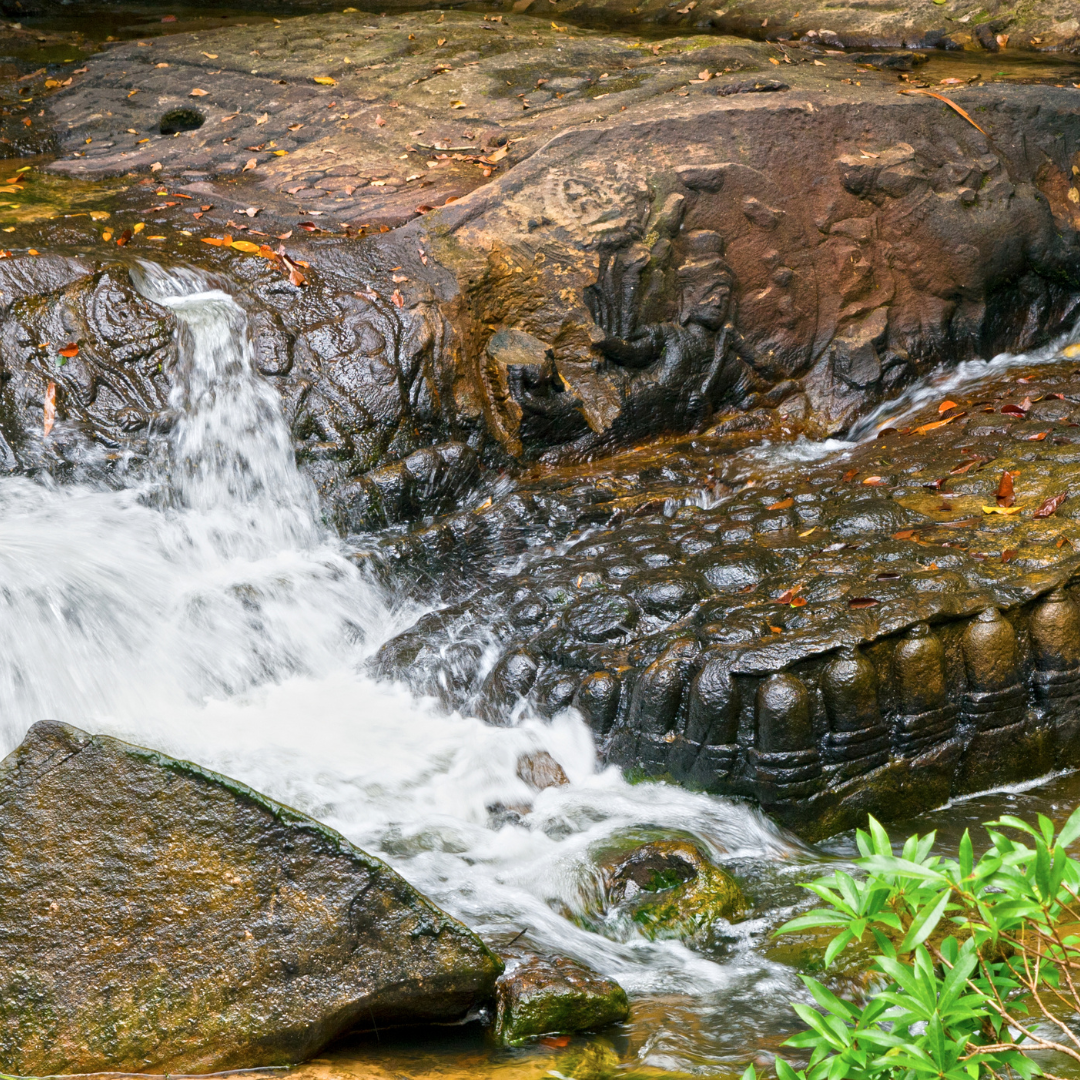  Kbal Spean Trekking and Banteay Srei Tour